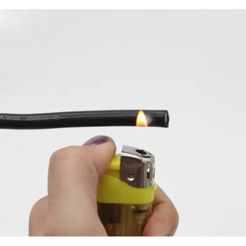 Силіконовий провід AWG з білими і синіми смужками, на якому зображено числові позначення та літери.