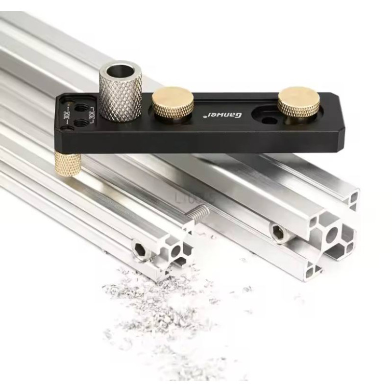 Інструмент для пробивання алюмінієвого профілю 2020, 2040, 3030, 3060: зображено пристрій з різними отворами та налаштуваннями для пробивання отворів у різних типах алюмінієвих профілів.