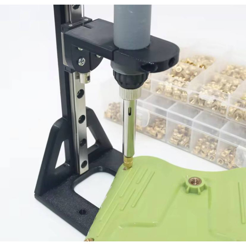 ALT-текст: Зображення прес інструмента для гарячої впайки різьбових втулок. На зображенні представлений спеціалізований інструмент, що призначений для надійного встановлення різьбових втулок у пластикові деталі. Прес має ергономічну ручку для комфортного 