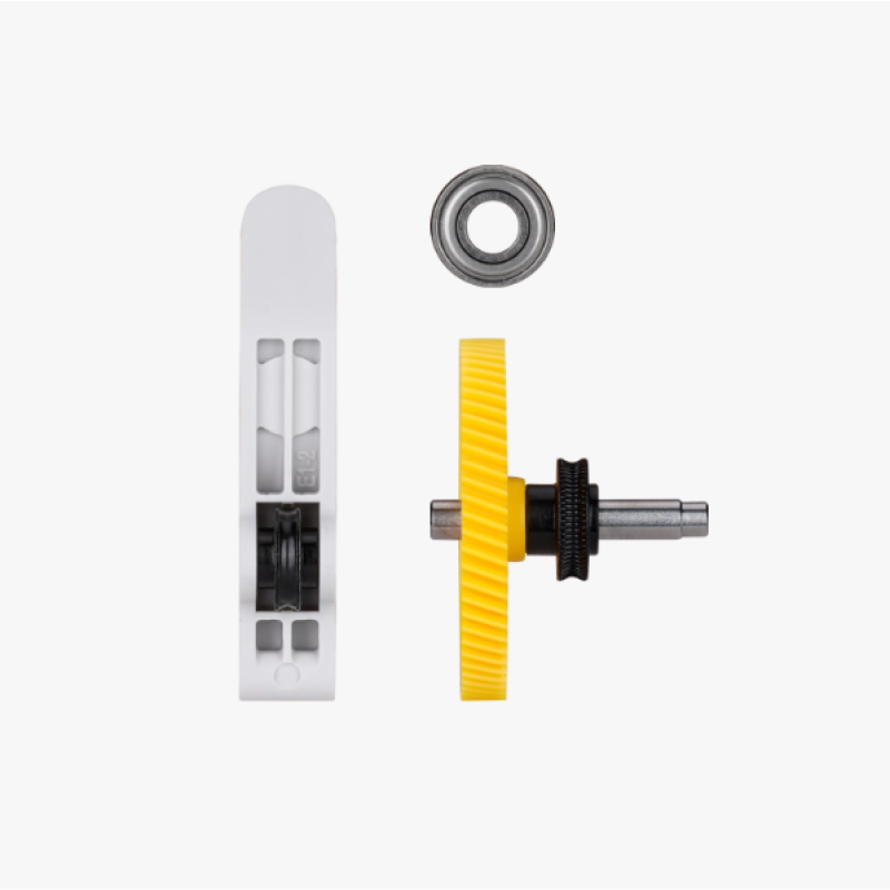 ALT-текст: Зображення ремкомплекту екструдера Bambu Lab A1/A1 mini, оригінальної запчастини FAE008-N. На зображенні представлено комплект деталей, які входять до складу екструдера, включаючи шестерні, вали та кріпильні елементи. Деталі виконані з високояк