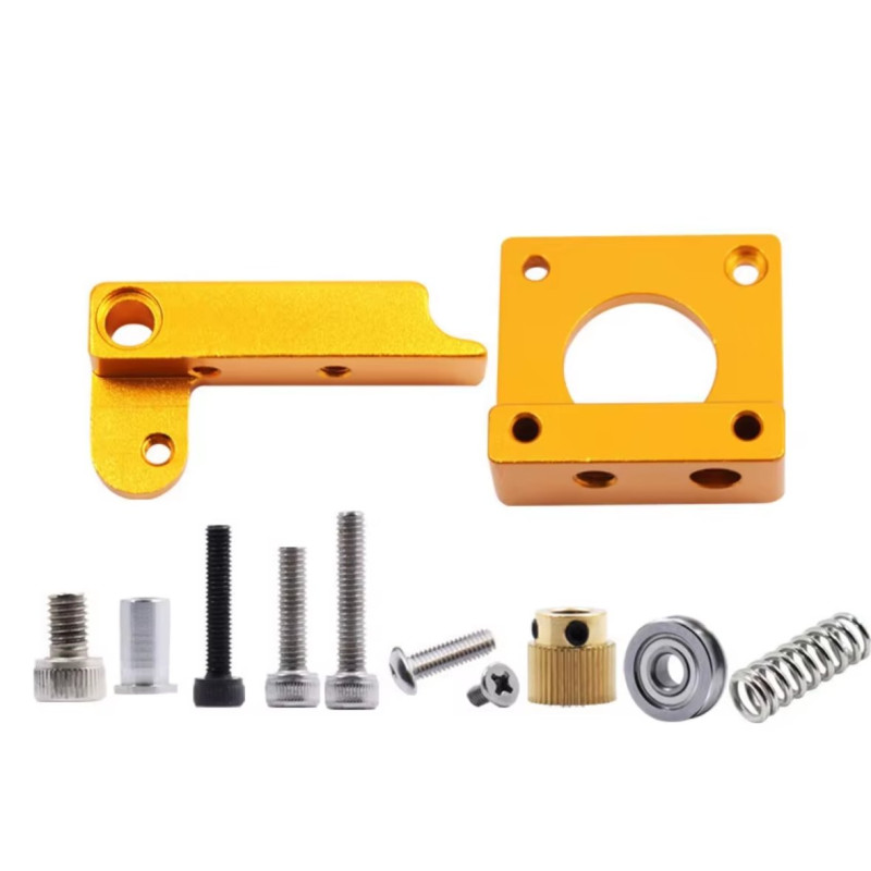 Екструдер MK8 для 3D-принтера. На зображенні показана права рука, що тримає екструдер з додатковими деталями.