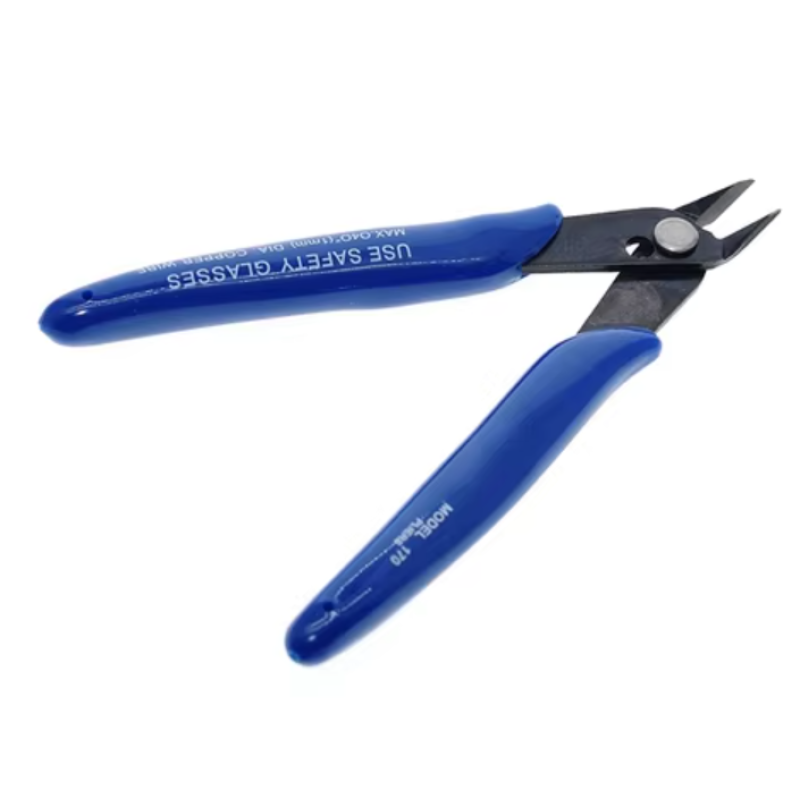 ALT-текст:  «Бокорізи PLATO-170 (оригінал) крупним планом на білому фоні. Інструмент синього кольору з металевими ріжучими кромками, має пружинний механізм між рукоятками та білий напис “PLATO 170” на одній з ручок.»