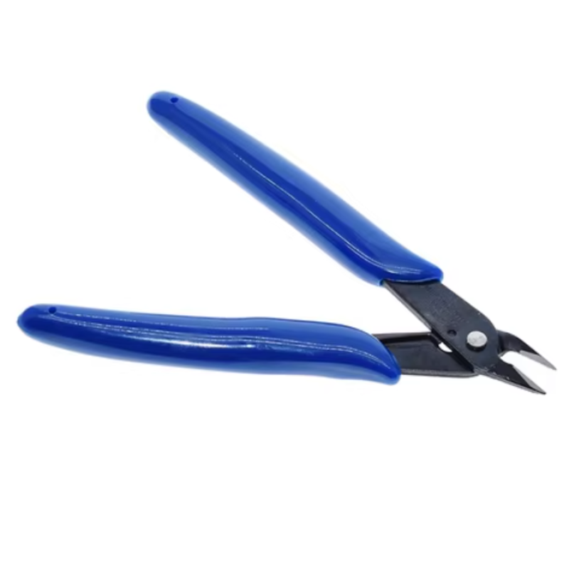 ALT-текст:  «Бокорізи PLATO-170 (оригінал) крупним планом на білому фоні. Інструмент синього кольору з металевими ріжучими кромками, має пружинний механізм між рукоятками та білий напис “PLATO 170” на одній з ручок.»